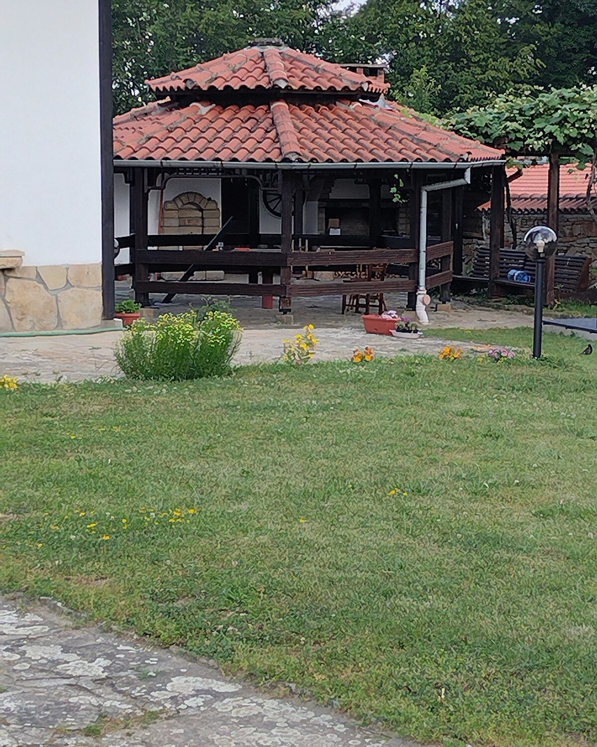 Дворът на Къща БИН